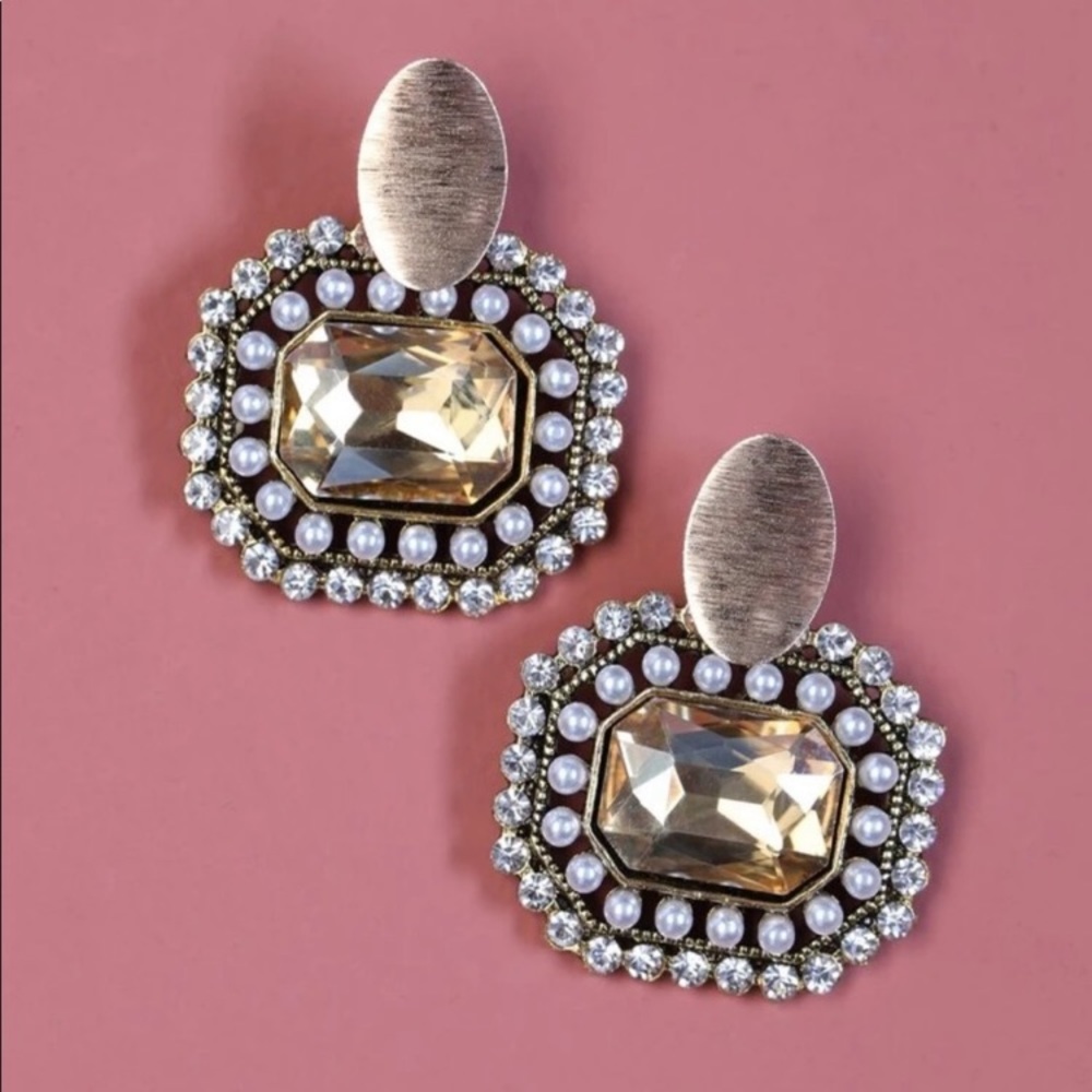 Vintage Art Deco style earrings. Beautifully made and not heavy at all.